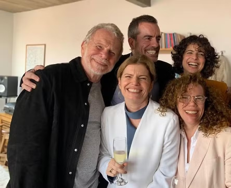 Discreto, marido português de Debora Bloch aparece em foto do casamento da filha da atriz com cantora