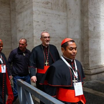 Cardeais que votam no conclave já estão em Roma, anuncia Vaticano