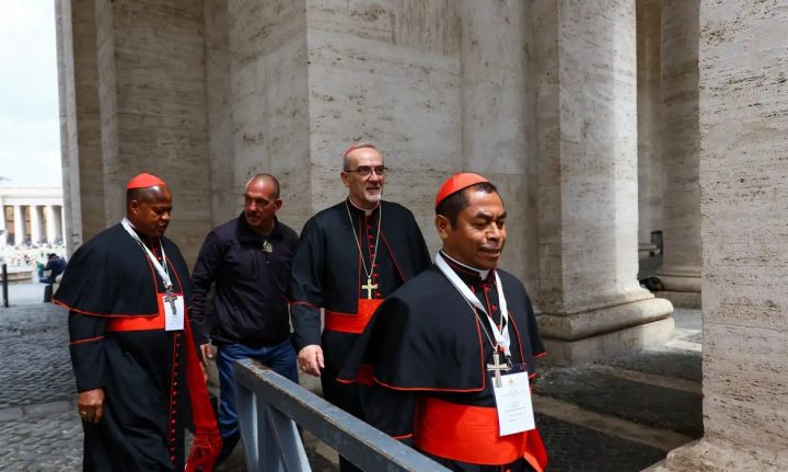 Cardeais que votam no conclave já estão em Roma, anuncia Vaticano