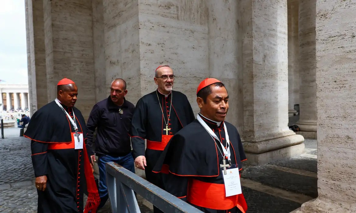 Cardeais que votam no conclave já estão em Roma, anuncia Vaticano