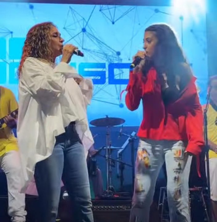 ‘Meu coração não dá conta de tanta alegria’, diz Daniela Mercury após cantar com a neta em show no Pelourinho