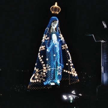 Nossa Senhora Aparecida é projetada no Cristo Redentor para celebrar o Dia das Mães 2025