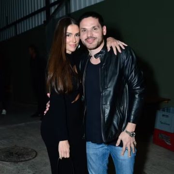 Deborah Secco surge abraçada com novo namorado em evento sertanejo em SP