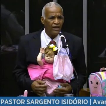 Deputado baiano leva bebê reborn para Câmara e faz alerta: ‘Não vamos trocar o natural por silicone’