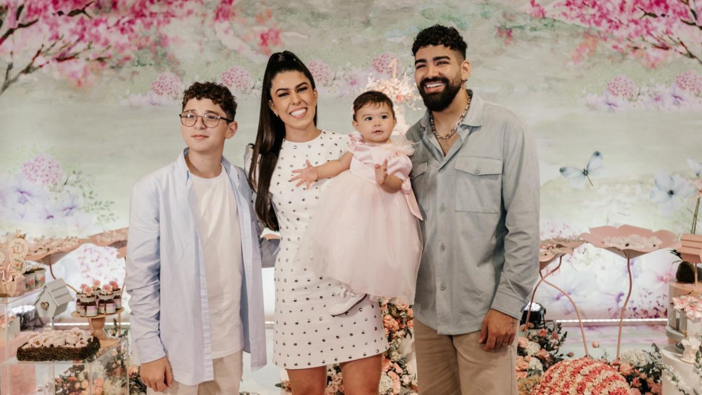 Filha de Dilsinho encanta ao pedir para tocar música de banda baiana: ‘Xuxu’