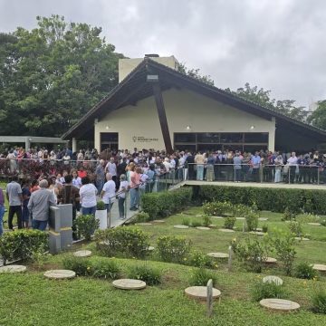 Líder espírita Divaldo Franco é enterrado sob aplausos e forte comoção em Salvador