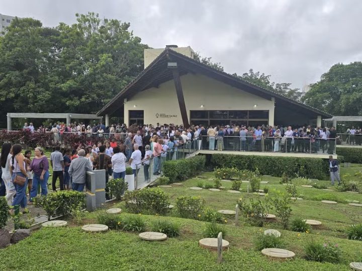 Líder espírita Divaldo Franco é enterrado sob aplausos e forte comoção em Salvador