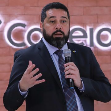Presidente dos Correios, Fabiano Silva dos Santos, visita agência em Salvador