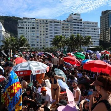 Fãs acampam nas areias de Copacabana para ver show de Lady Gaga