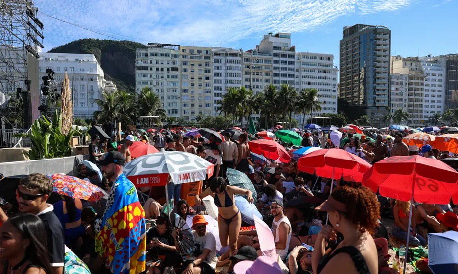 Fãs acampam nas areias de Copacabana para ver show de Lady Gaga