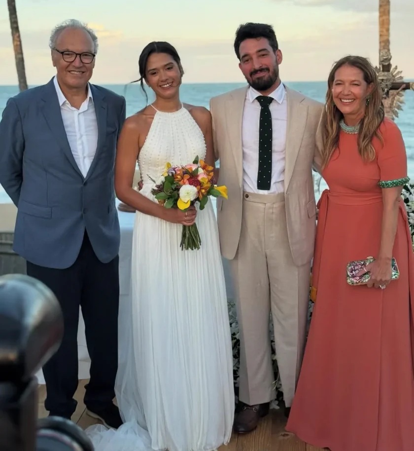 Filho de Nizan, Antonio Guanaes se casa com Julia Seng-Sourinho em Trancoso