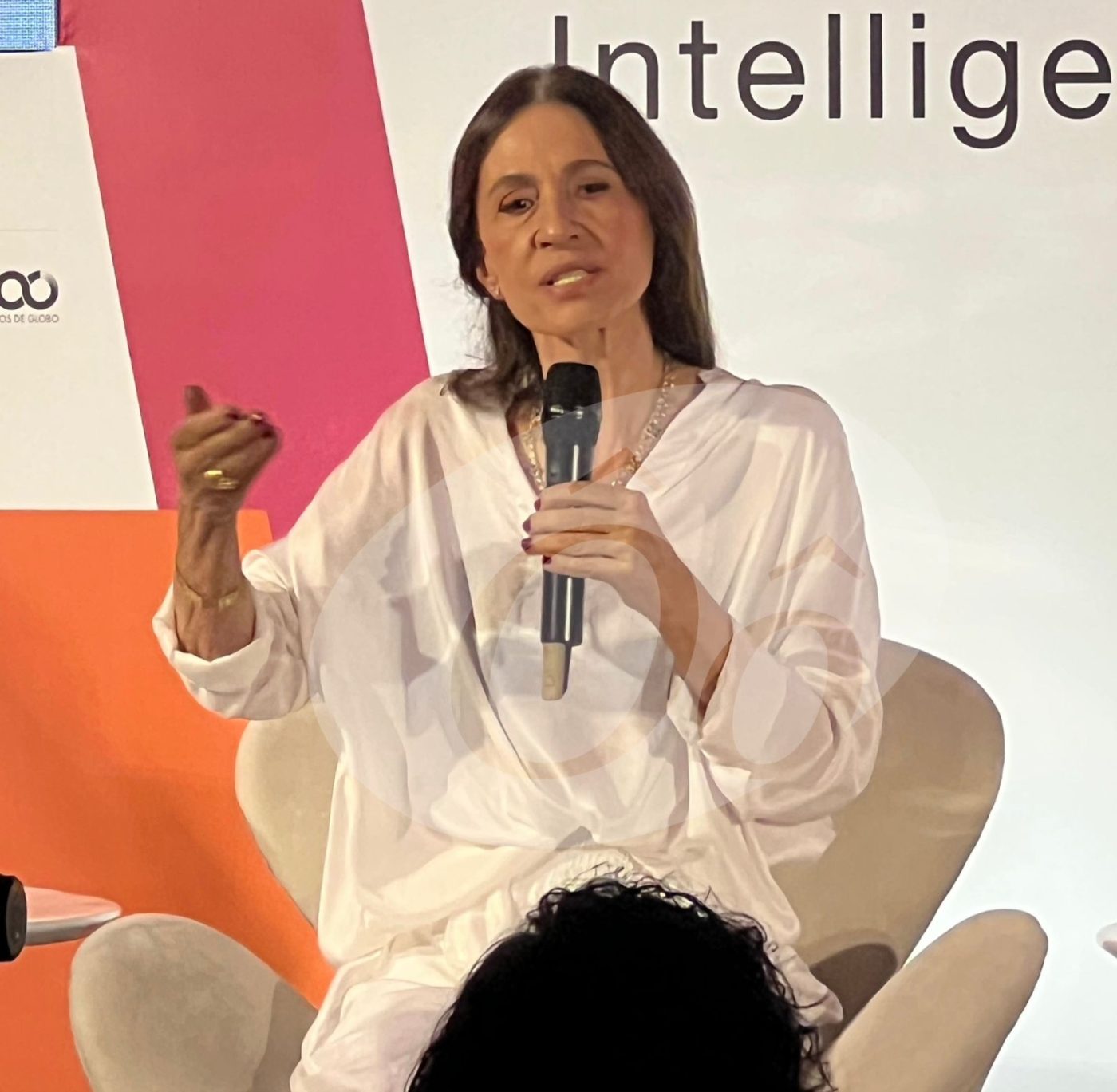 Flora Gil se emociona ao falar sobre Preta Gil durante evento em Salvador