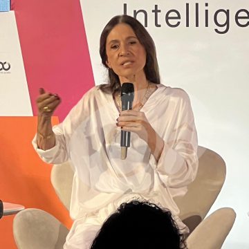 Flora Gil se emociona ao falar sobre Preta Gil durante evento em Salvador