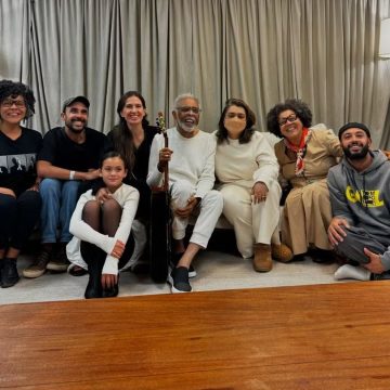 Flora Gil mostra bastidores da participação de Preta no show do pai, Gilberto Gil: ‘Amor gigante’
