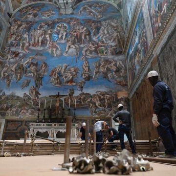 Vaticano prepara Capela Sistina para receber o conclave; veja fotos