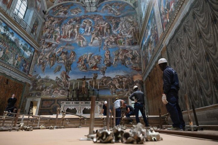 Vaticano prepara Capela Sistina para receber o conclave; veja fotos
