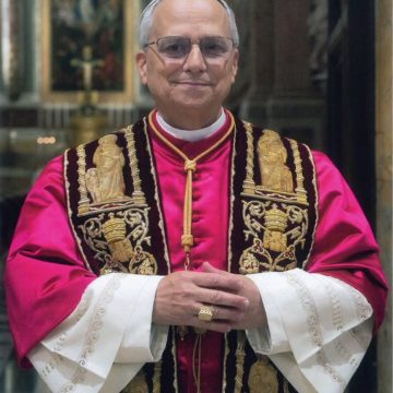 Vaticano divulga foto oficial, brasão e lema do Papa Leão XIV: ‘Illo uno unum’