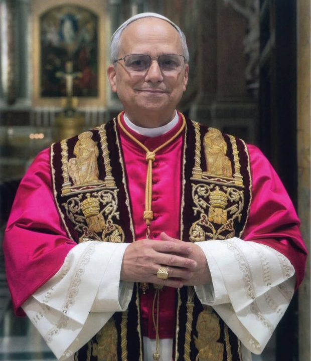 Vaticano divulga foto oficial, brasão e lema do Papa Leão XIV: ‘Illo uno unum’