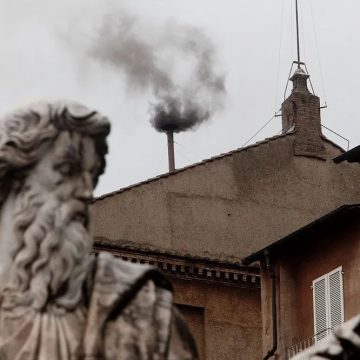 Vaticano divulga horários das fumaças que anunciarão os resultados das votações no Conclave