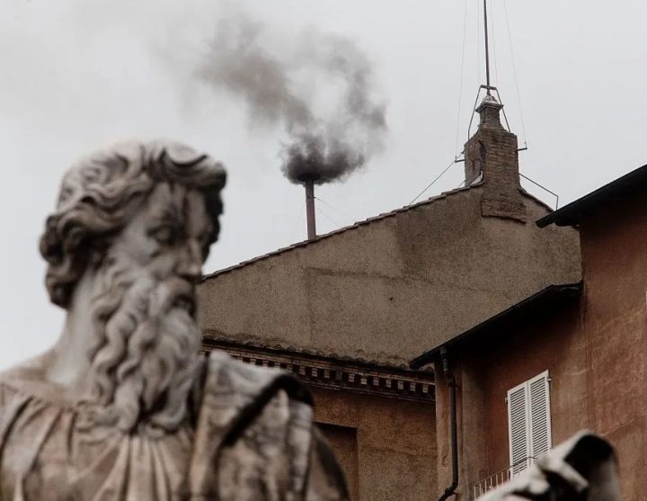 Vaticano divulga horários das fumaças que anunciarão os resultados das votações no Conclave