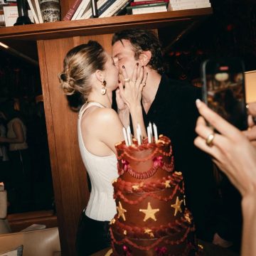 Gigi Hadid publica primeira foto ao lado de Bradley Cooper após dois anos de relacionamento
