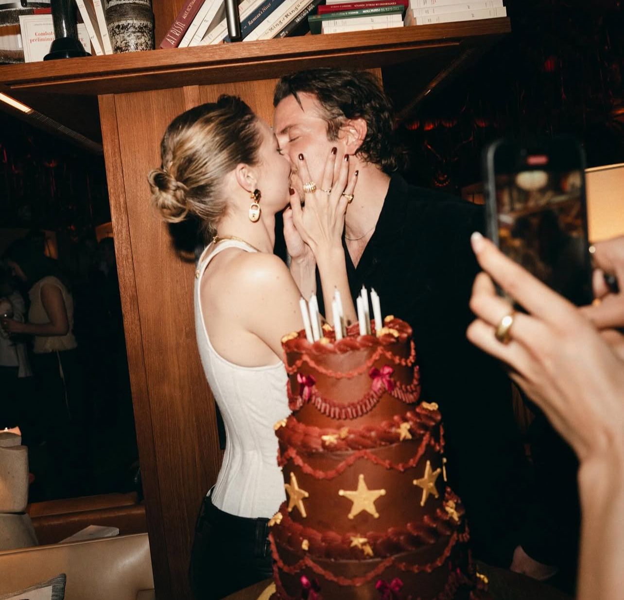 Gigi Hadid publica primeira foto ao lado de Bradley Cooper após dois anos de relacionamento