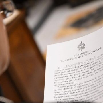 Funcionários do Vaticano fazem juramento de sigilo antes do Conclave