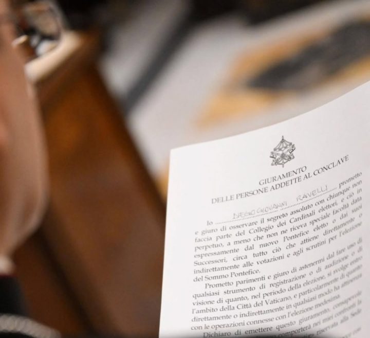 Funcionários do Vaticano fazem juramento de sigilo antes do Conclave
