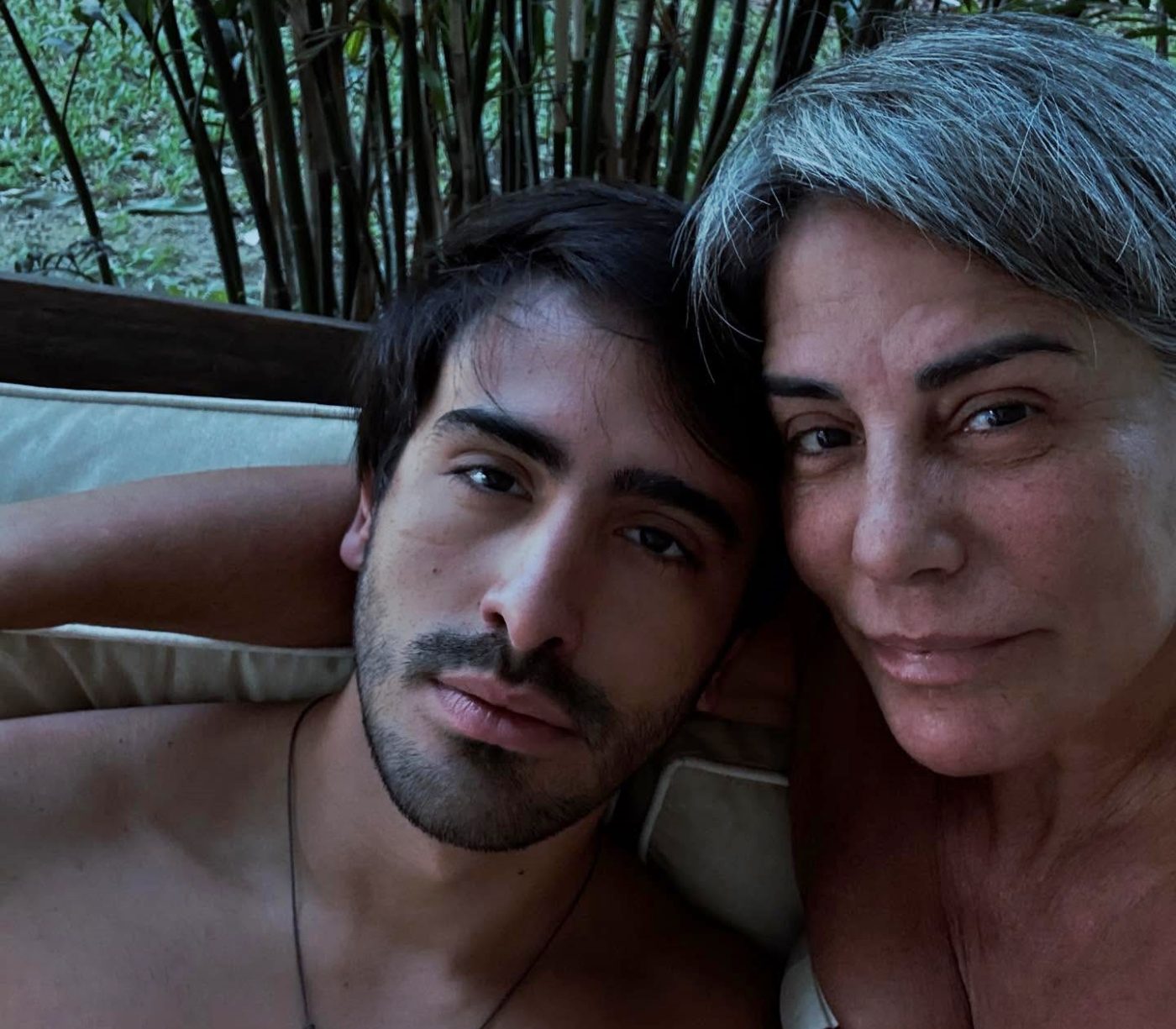 Gloria Pires posta fotos da família e filho caçula chama atenção: ‘Lindo demais’