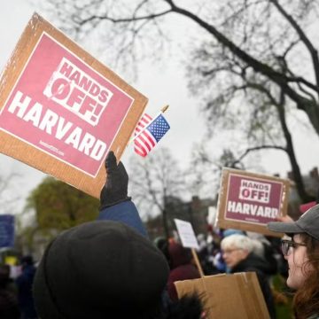 Harvard entra na Justiça contra governo Trump após proibição de estudantes estrangeiros