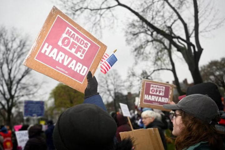 Harvard entra na Justiça contra governo Trump após proibição de estudantes estrangeiros
