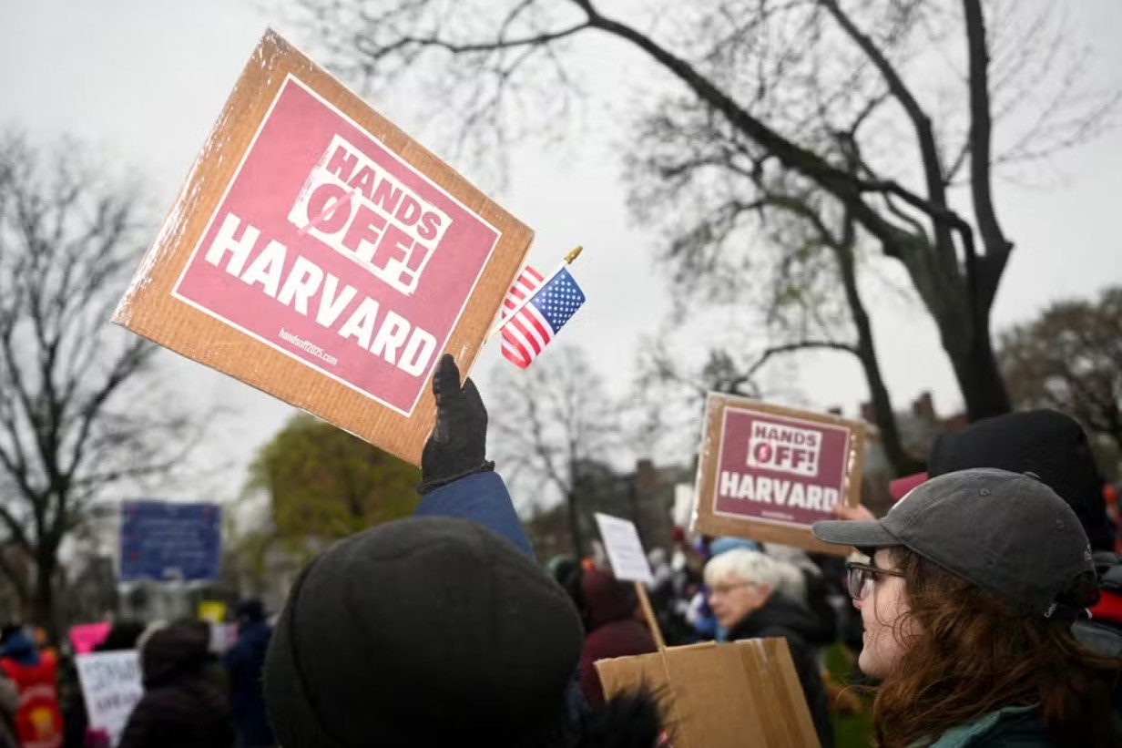 Harvard entra na Justiça contra governo Trump após proibição de estudantes estrangeiros