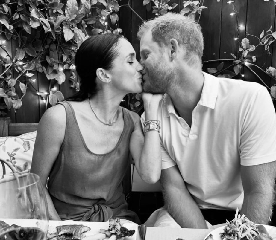 Meghan Markle celebra sete anos de casamento com o Príncipe Harry com mural de fotos especiais