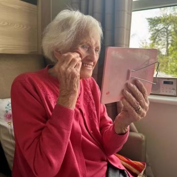 Idosa de 103 anos viraliza com receitas simples para envelhecer bem: ‘ É isso que me mantém feliz e sorridente’