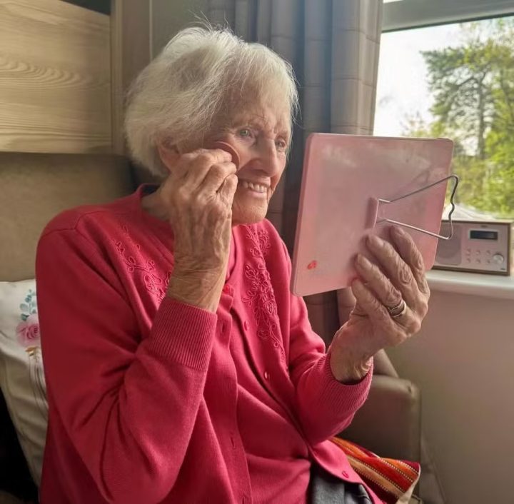 Idosa de 103 anos viraliza com receitas simples para envelhecer bem: ‘ É isso que me mantém feliz e sorridente’