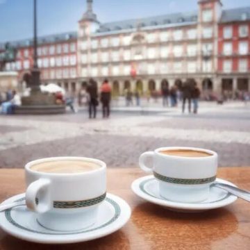 Estabelecimentos na Espanha passam a cobrar pelo tempo que cliente fica na mesa; entenda