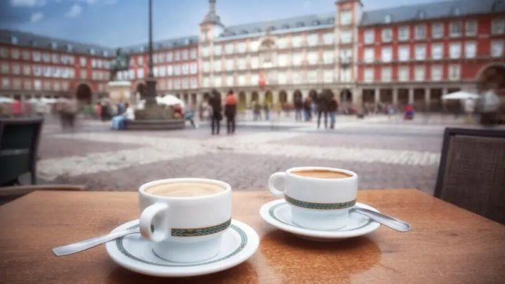 Estabelecimentos na Espanha passam a cobrar pelo tempo de permanência do cliente; entenda