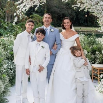 Isis Valverde posa com o filho e os enteados após casamento com Marcus Buaiz