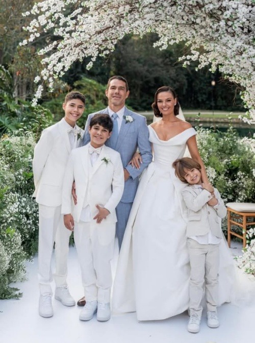 Isis Valverde posa com o filho e os enteados após casamento com Marcus Buaiz