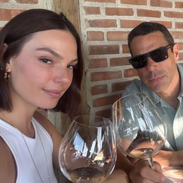 Isis Valverde posta clique romântico com Marcus Buaiz