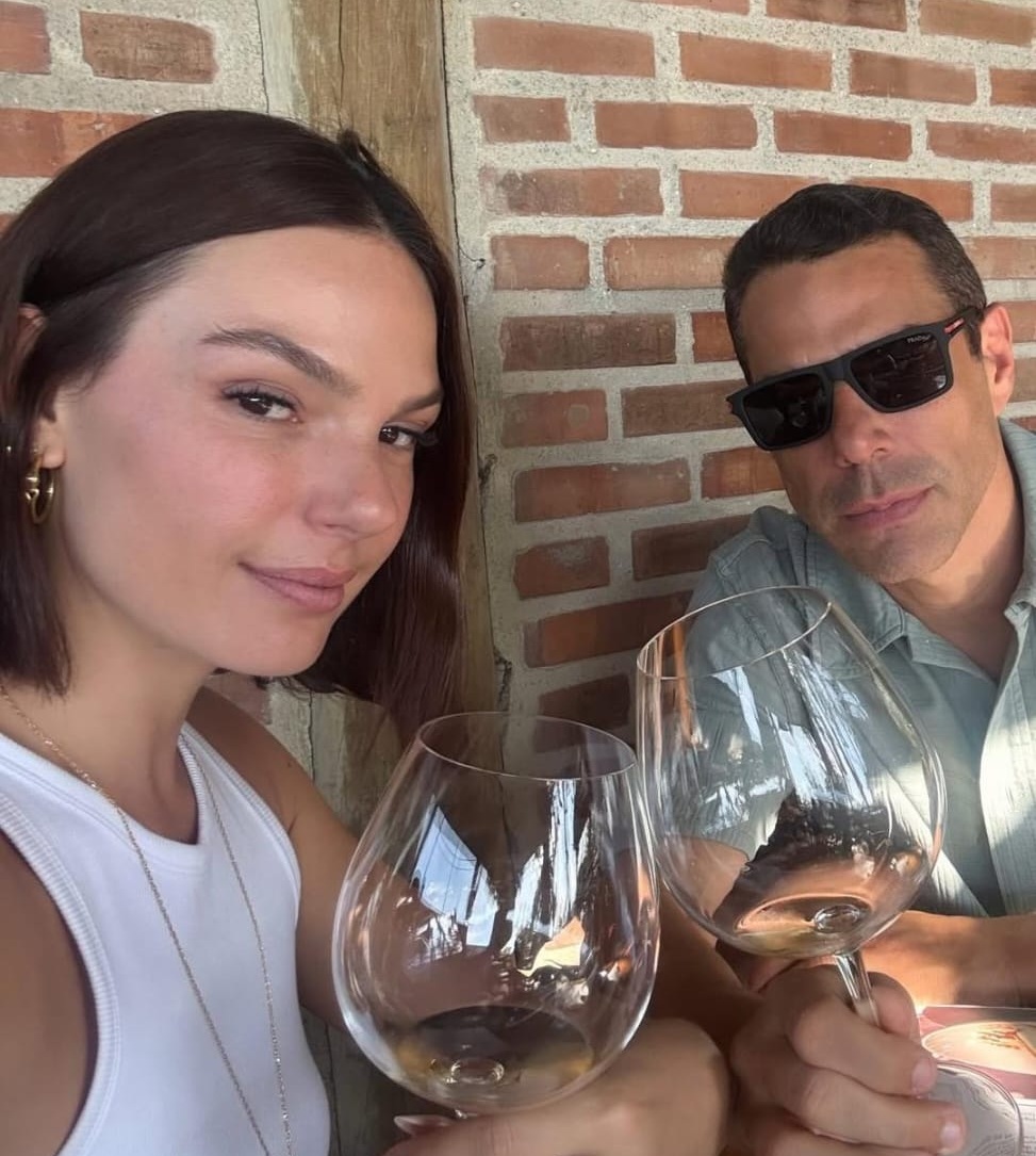 Isis Valverde posta clique romântico com Marcus Buaiz