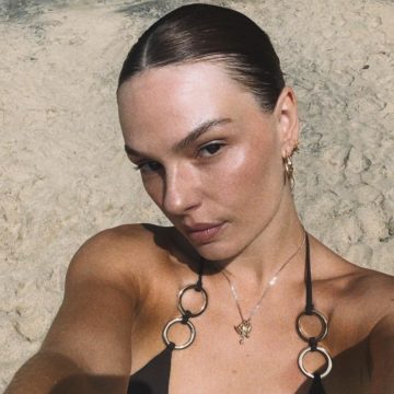 Recém-casada, Isis Valverde curte dia de praia e exibe boa forma
