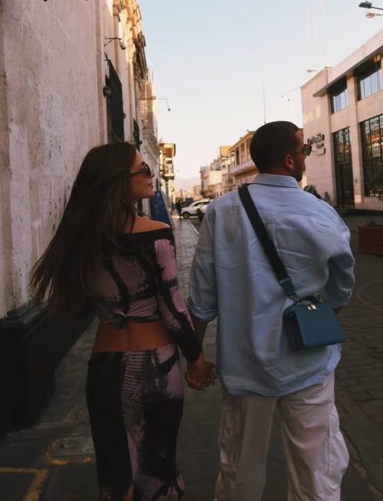 Jade Picon posa de mãos dadas com André Lamoglia em viagem ao Peru