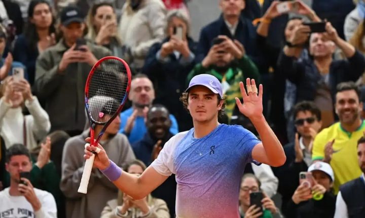 João Fonseca perde para britânico e deixa torneio em Roland Garros