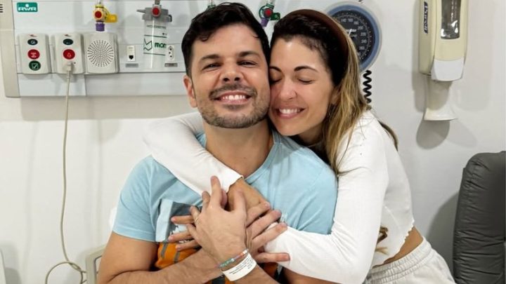 Esposa de ex-apresentador da Globo atualiza estado de saúde dele após retirada de tumor