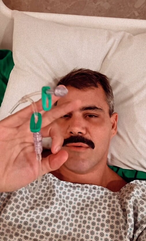 Juliano Cazarré recebe alta após cirurgia no joelho: ‘Um pouco invasiva’