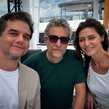 Wagner Moura, Kleber Mendonça Filho e Maria Fernanda Cândido posam juntos em Cannes