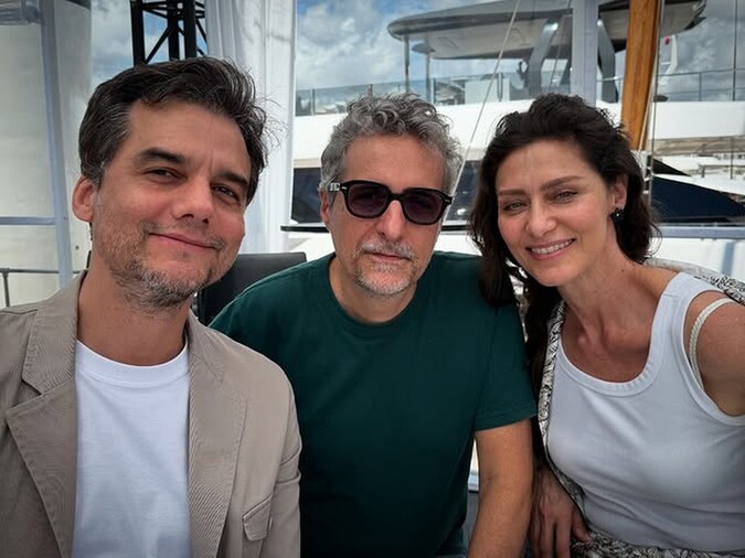 Wagner Moura, Kleber Mendonça Filho e Maria Fernanda Cândido posam juntos em Cannes