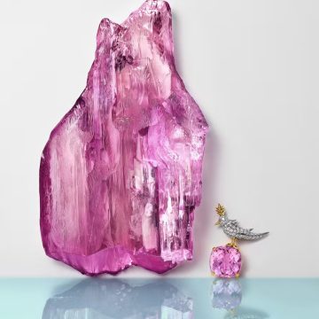 Tiffany & Co. adquire kunzita rara de mais de 7.500 quilates