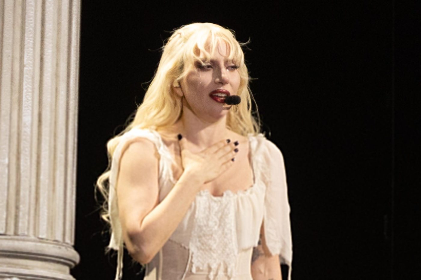 Lady Gaga se emociona durante show no Rio: ‘Estamos fazendo história’
